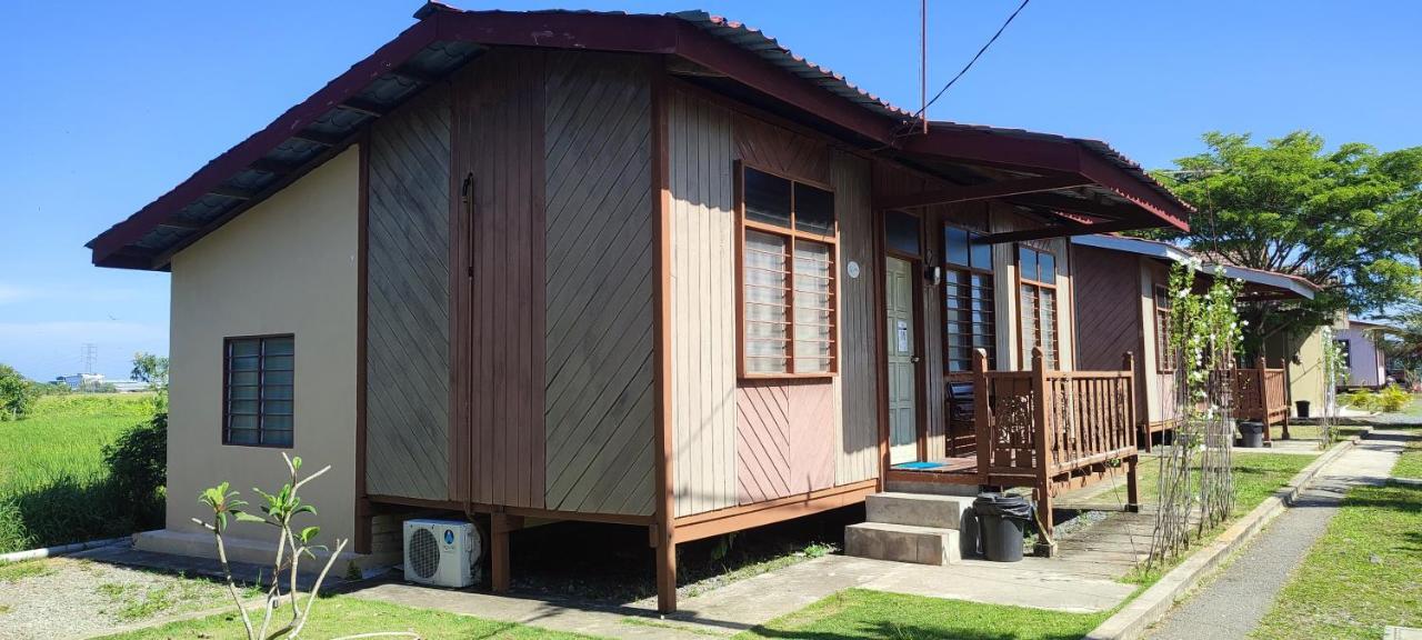 Tamteh Homestay Ayer Hitam Esterno foto